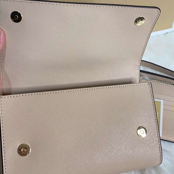 SALE ‼️Michael Kors crossbody bag - Picture 2 of 6